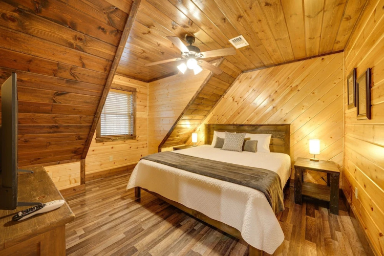 Broken Bow Cabin on 1 Acre w/ Hot Tub & Fire Pit!