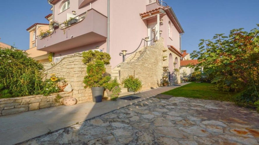 Apartment with garden view