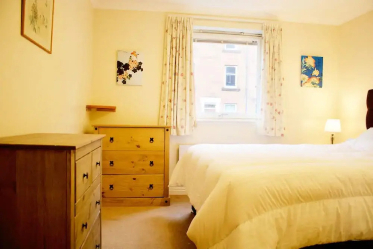 2 Bedroom Flat Near Holyrood Park Sleeps 4