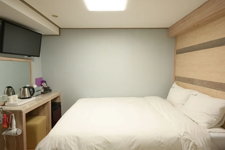 Economy Double Basement room