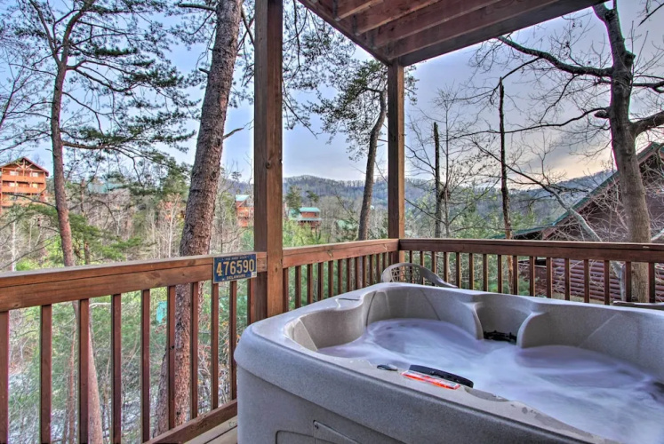 Pigeon Forge Cabin w/ Hot Tub & Mountain Views!
