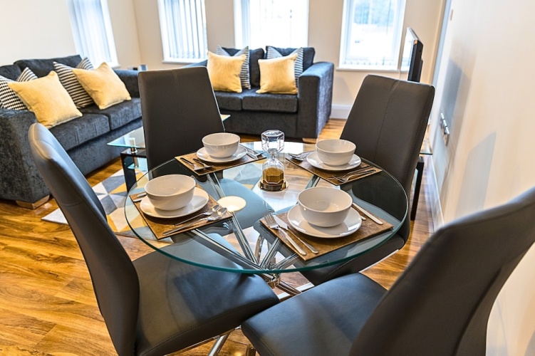 Heathrow Clean 2Bedroom Apt with Parking