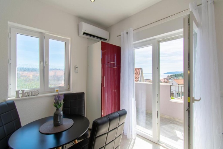 Apartment with sea view