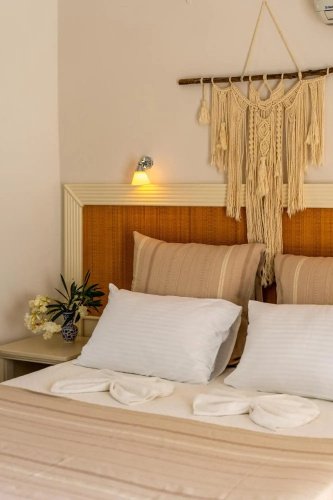 Chillos Beach Hotel & Lounge