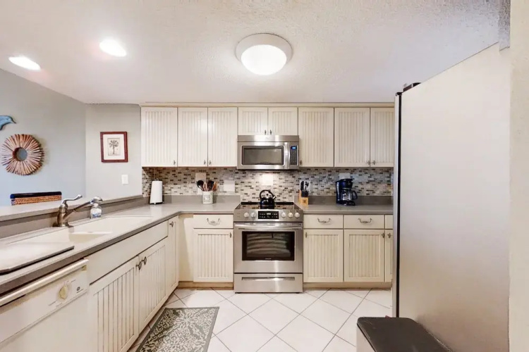 Dog-friendly Condo Steps to Beach wth Pool, AC & Elevator