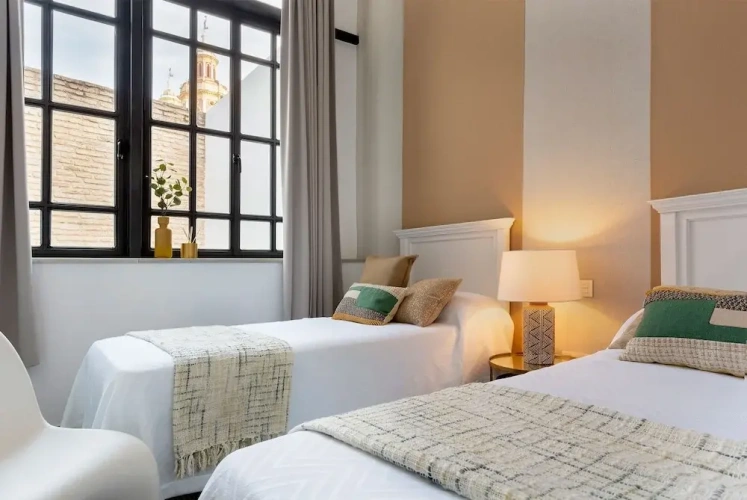 4 Bedrooms Apartment