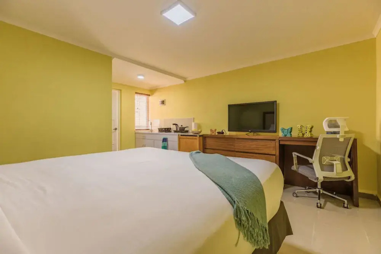 King Size Bed Studio w Pool Close to Beaches