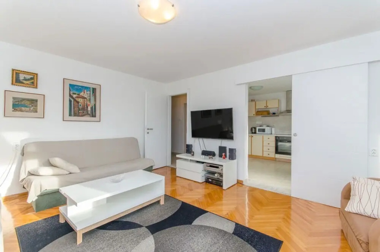 Spacious apartment Neven near center, with two AC units
