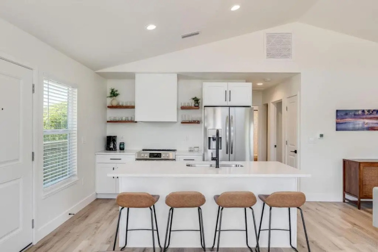 Bright, New Beach House -- 2 blocks to beach!