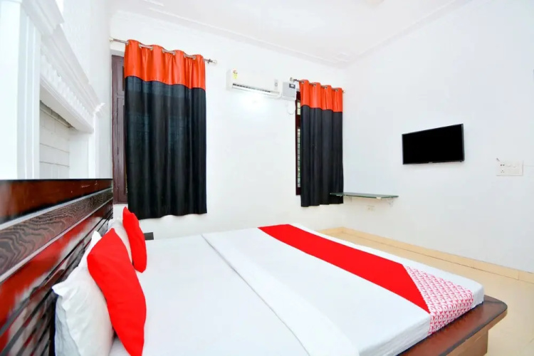 OYO 40005 Corner House