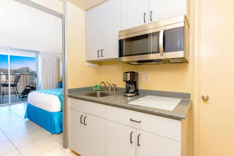 41st Floor Studio with Ocean and Diamond Head Views