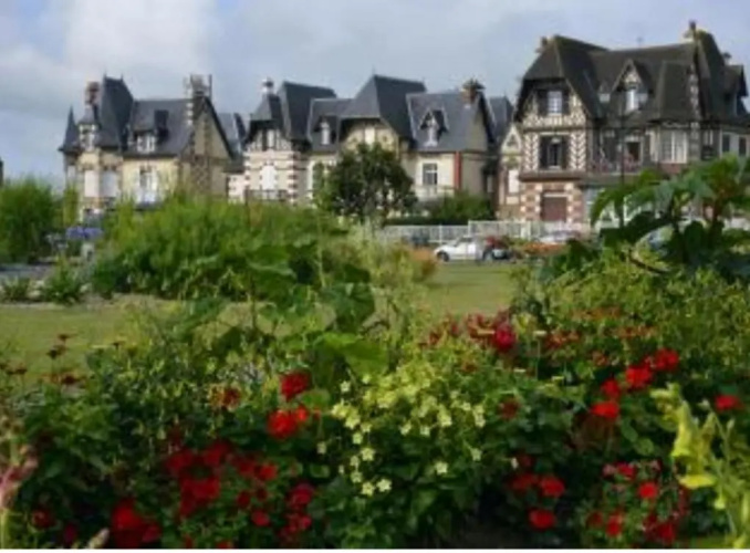Cosy appartement dans une villa avec piscine, proche du centre et de la mer