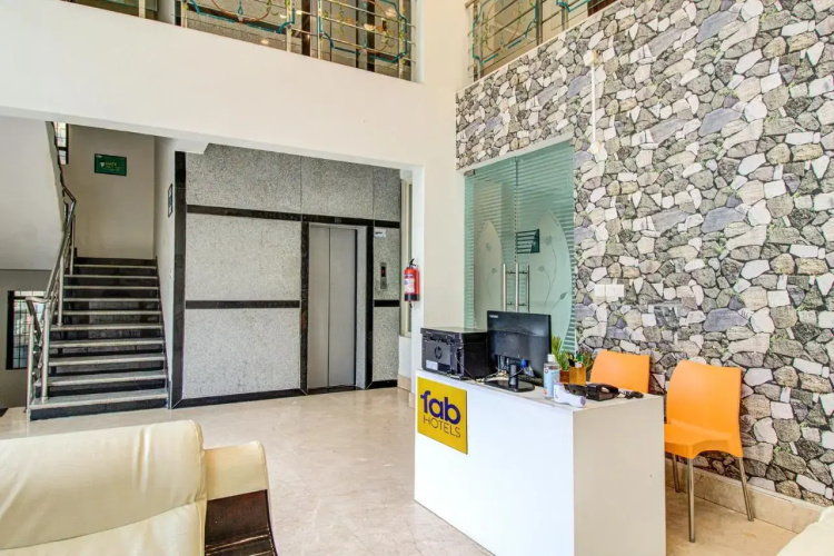 Fabhotel Emara Grand