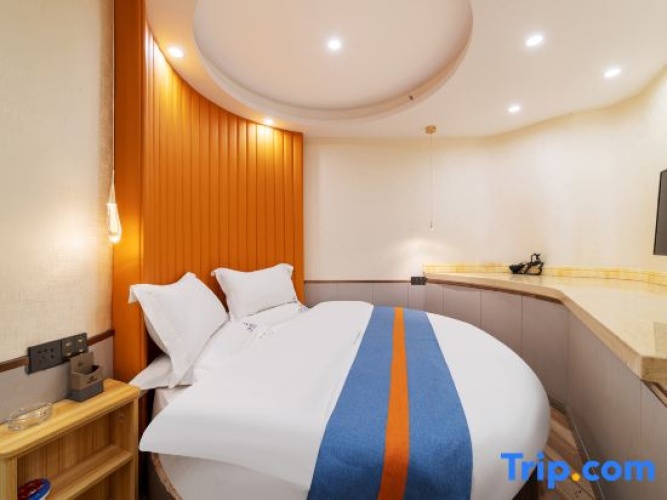 Standard Double room with street view