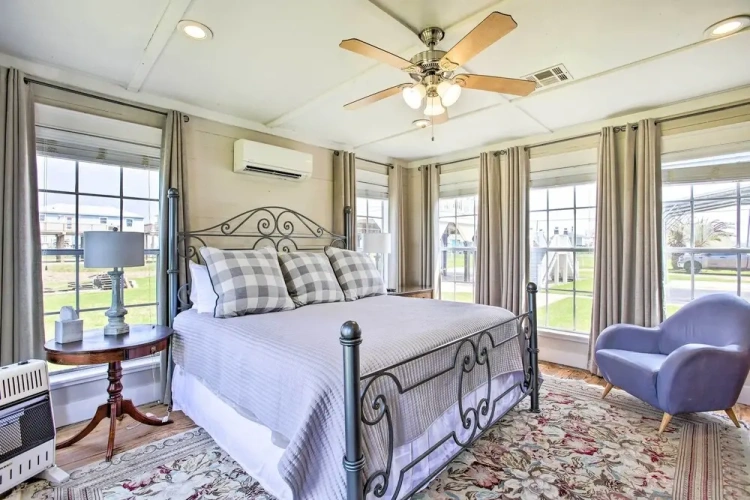4 Bedrooms Cottage