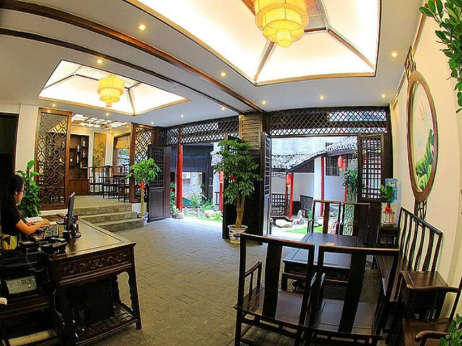 Fenghuang Poshan Inn
