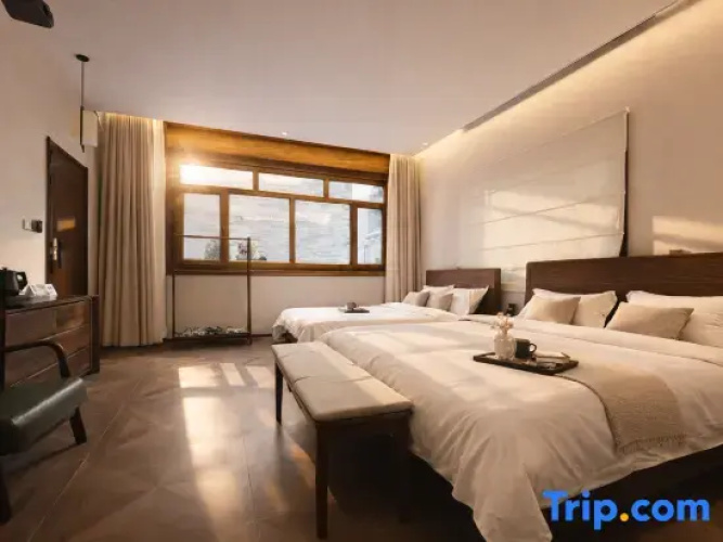 Standard Twin Family room with courtyard view