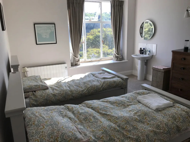 Beachside 2-bed - Sleeps 4, Parking & Pet Friendly
