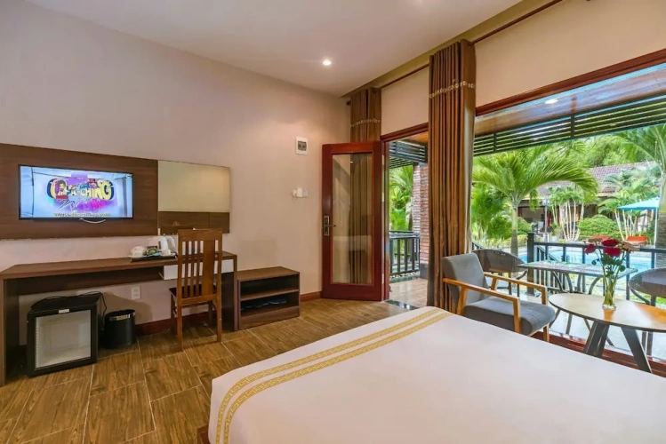 Standard Triple room with pool view
