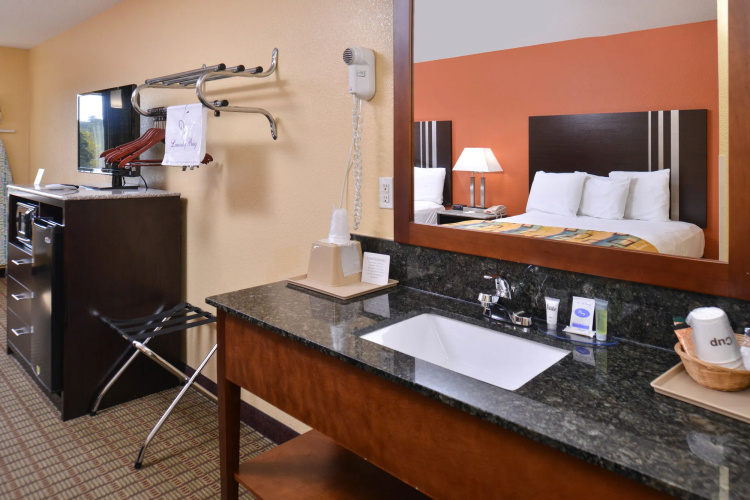 Douglas Inn And Suites