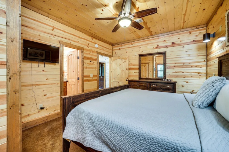 Hot Tub & Fire Pit at Broken Bow Cabin!