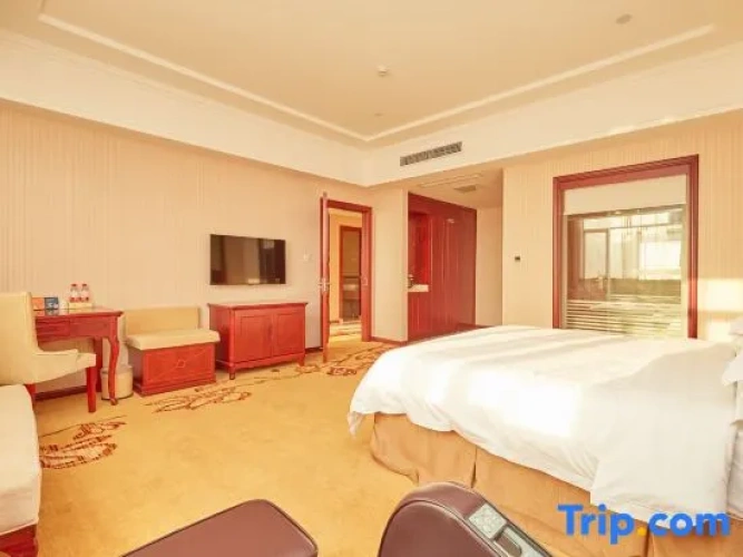 Deluxe Double Suite with street view