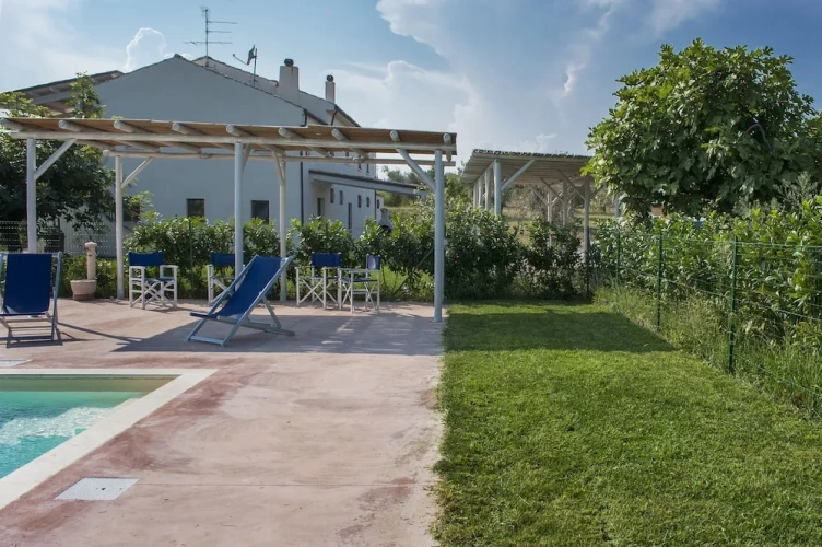 5 Bedrooms Villa