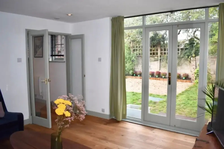 Cosy 2 Bedroom House With Parking