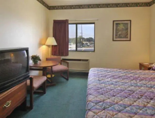 Travelodge by Wyndham St. Louis