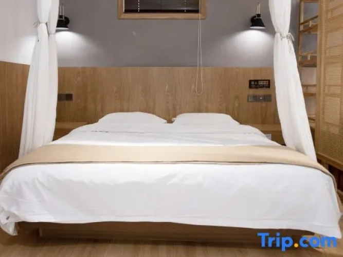 1 Bedroom Suite with courtyard view