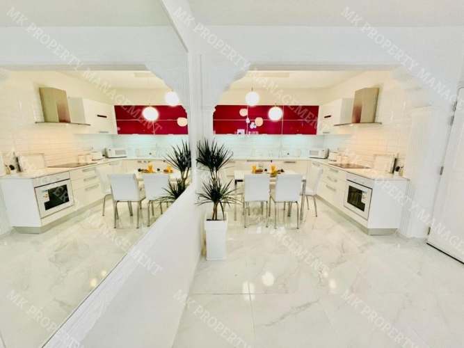3 Bedrooms Apartment