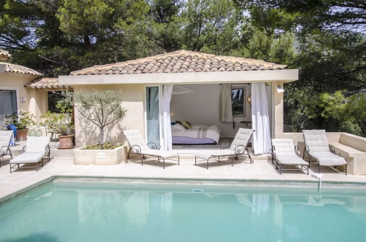 Cottage with pool view