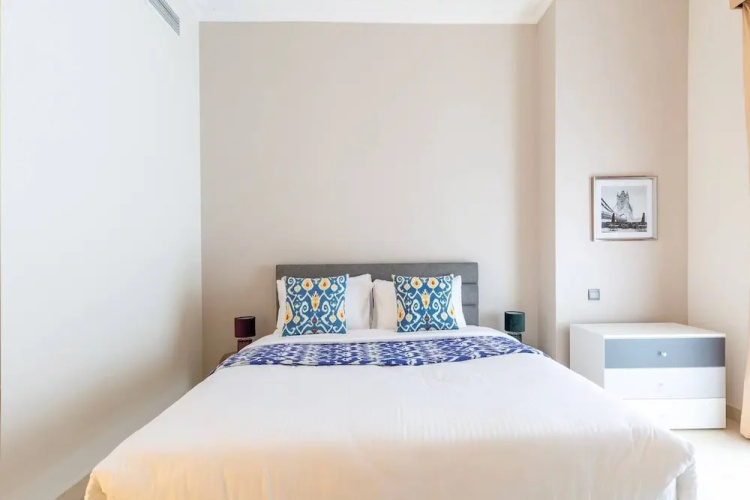 Bright & Spacious 3BR With Study in Downtown - Sleeps 7!