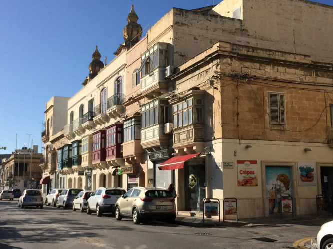 Seafront apartment between Valletta and Sliema