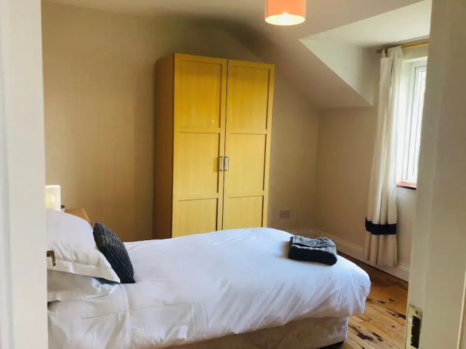 Modern Bright Detached Home Just a Short Stroll From Town