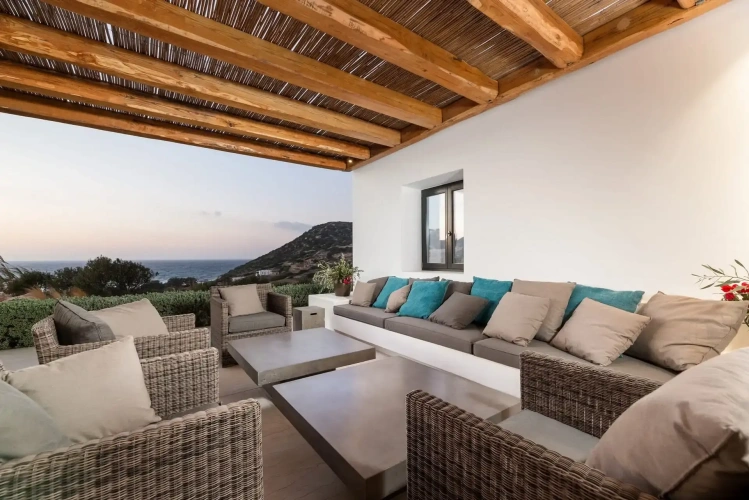 6 Bedrooms Villa