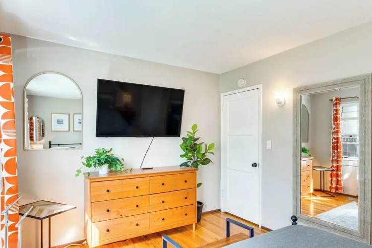 3 Mi to Universal Studios: Chic Home w/ Yard!