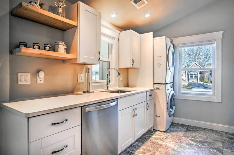 Walk to Shore: Updated Buzzards Bay Cottage!