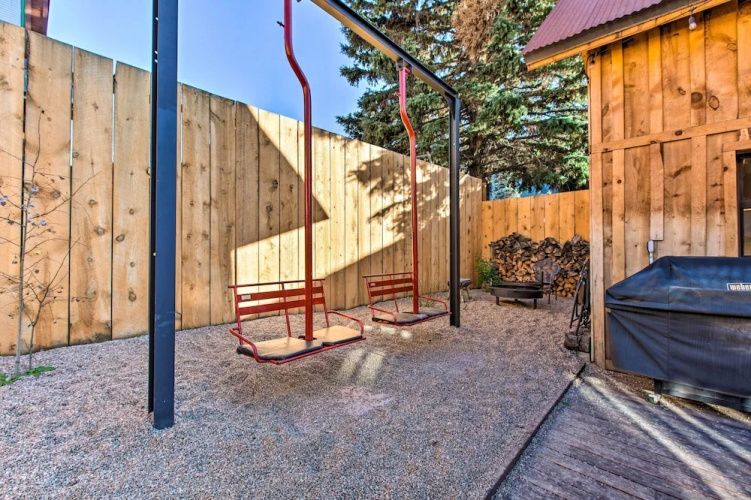 Red River Summer Cabin w/ Fire Pit & Mtn Views