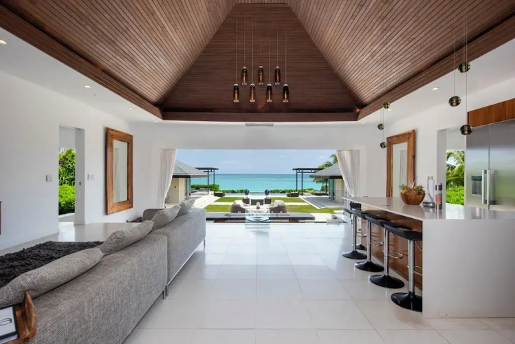 Oceanfront Oasis: Renovated Villa With Pool