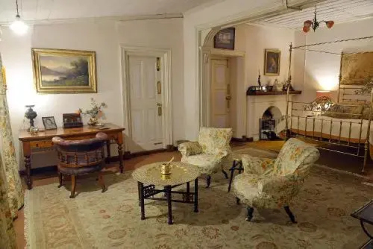Chapslee Hotel