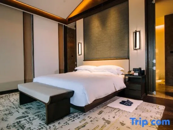 Suite with lake view