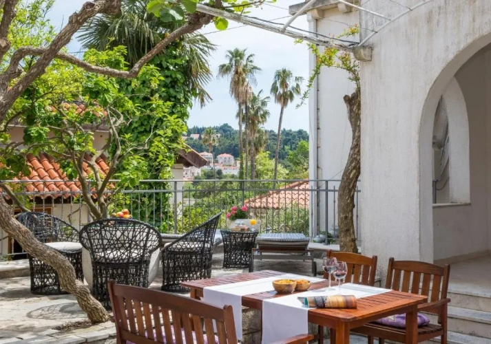 Apartment with garden view