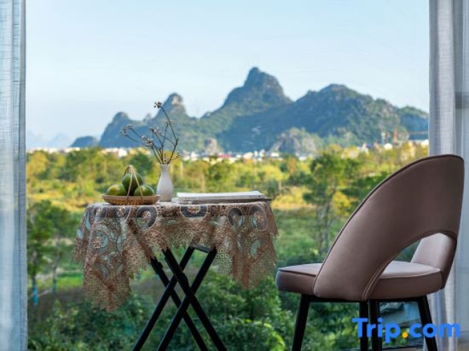 Deluxe Family Suite with land view