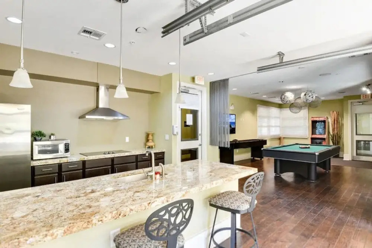 Airy Soco 2BR King Suite w Gympickleballlaundry