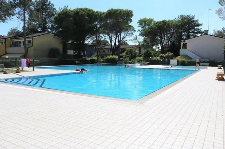 Bright Flat With Shared Swimming Pool
