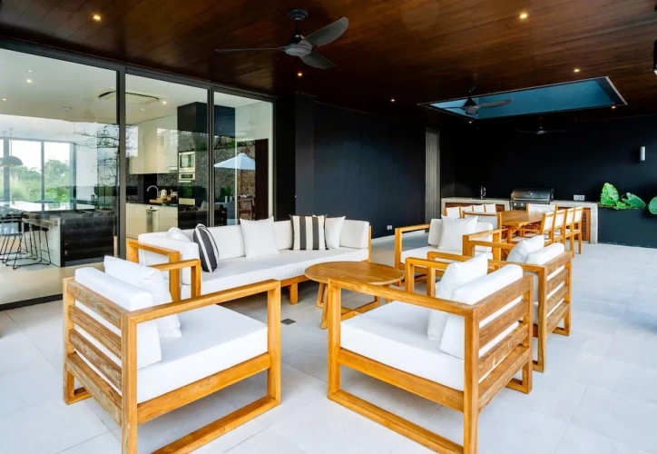 5 Bedrooms Standard Family room with ocean view