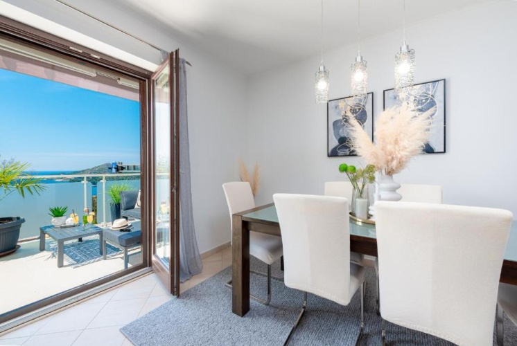 3 Bedrooms Apartment