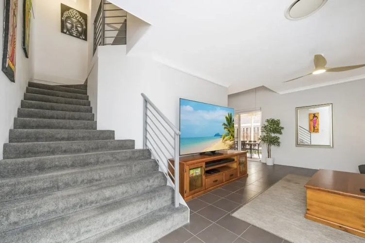 Stylish 3-bed Townhouse With Courtyard & BBQ