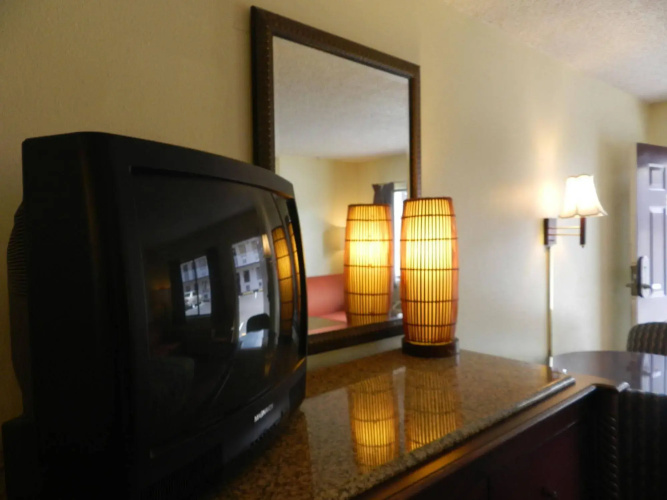 Maple Leaf Inn & Suites